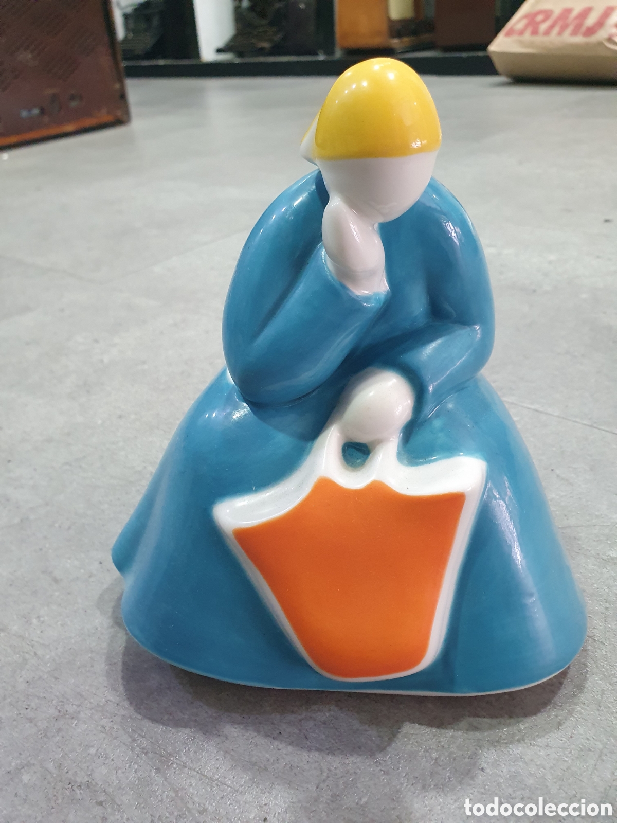 Antig&uuml;edades: Figura sentada mujer de Galos. (L73) - Foto 5
