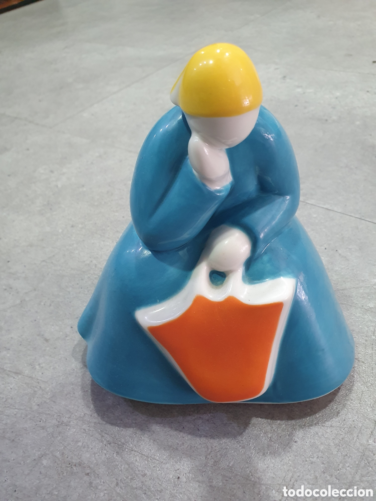 Antig&uuml;edades: Figura sentada mujer de Galos. (L73)