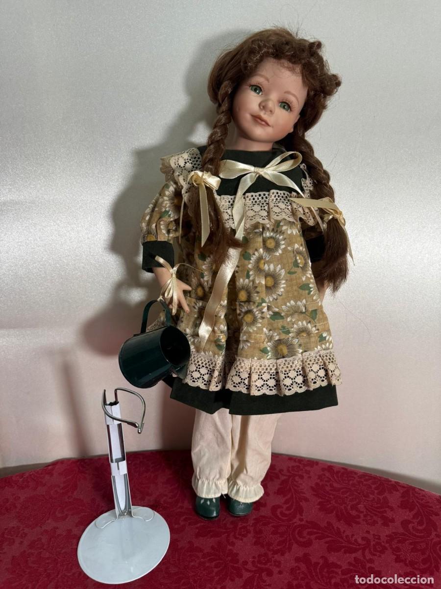 Antig&uuml;edades: Mu&ntilde;eca decorativa de porcelana con vestido floral