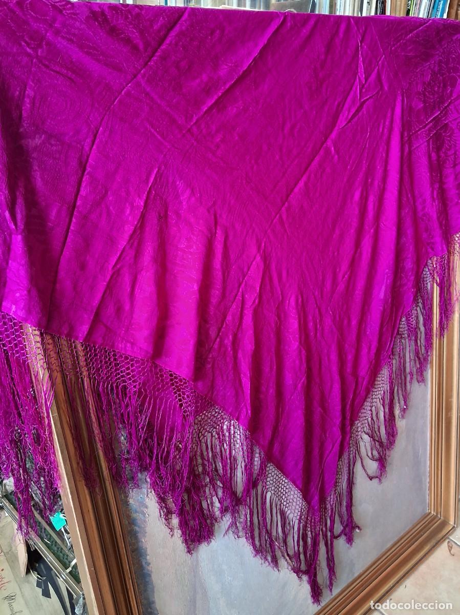 Antig&uuml;edades: Antiguo manton de seda adamascado color fucsia