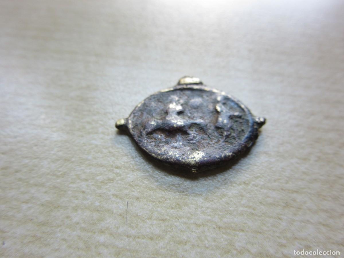 Oggetti Antichi: Curiosa medalla de bronce S XVII con el nacimiento y la huida a Egipto Medidas 2 x 1,6 cm