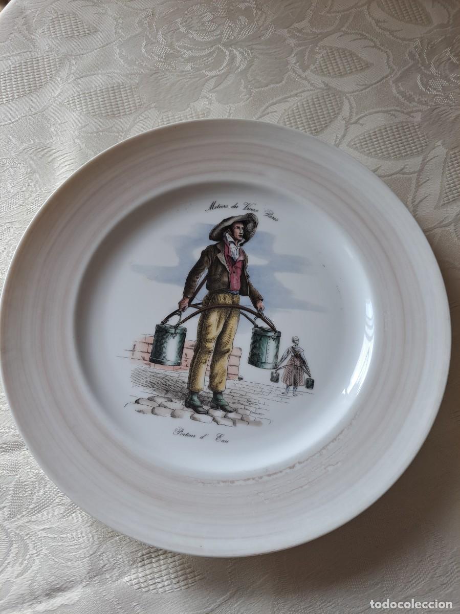 Antig&uuml;edades: Plato llano de porcelana atelier irene kleckin- repartidor de agua.