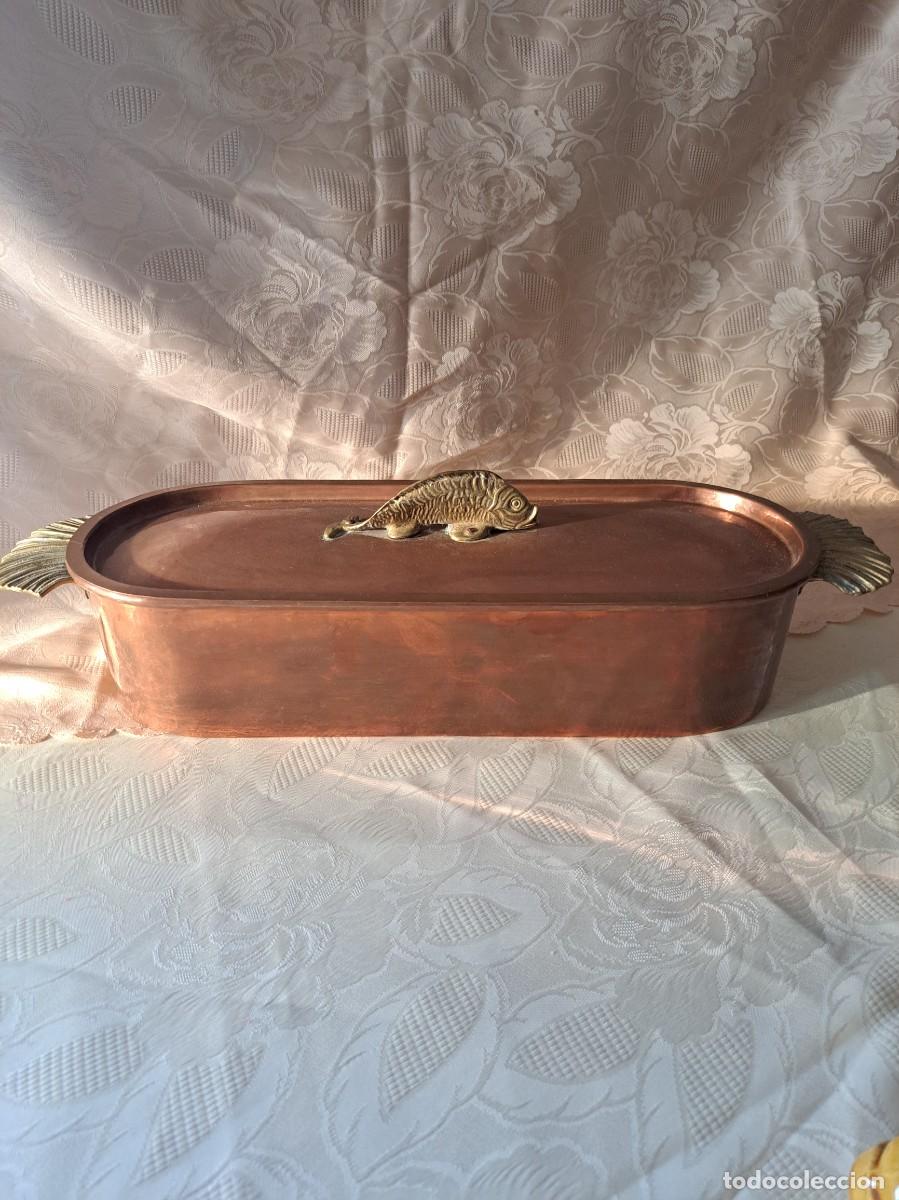 Antig&uuml;edades: Cocedor de pescado con escurridor, de cobre con decoraciones en bronce.