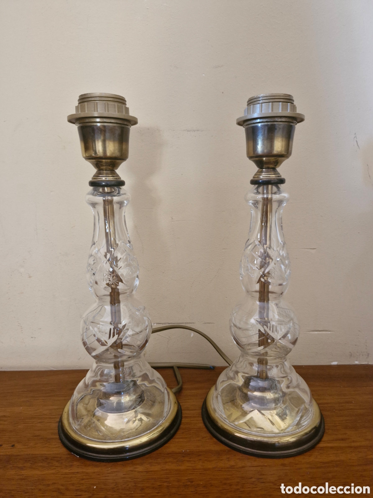 Antig&uuml;edades: PAREJA DE PIES DE L&Aacute;MPARAS DE SOBREMESA. DE LAT&Oacute;N Y CRISTAL TALLADO DE ROCA
