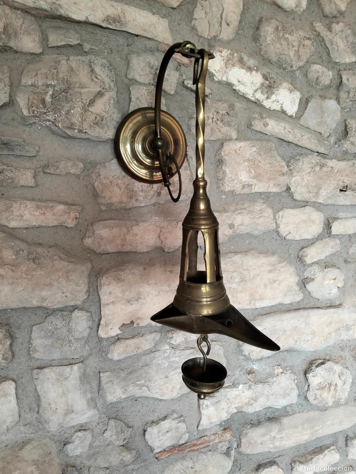 Antig&uuml;edades: Antigua l&aacute;mpara de aceite candil de bronce color dorado para colgar en la pared de iglesia S.XIX