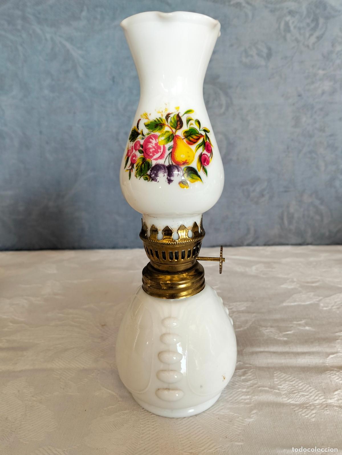 Antiquit&auml;ten: L&aacute;mpara decorativa de sobremesa quinqu&eacute; miniatura de cristal blanco opalina y flores