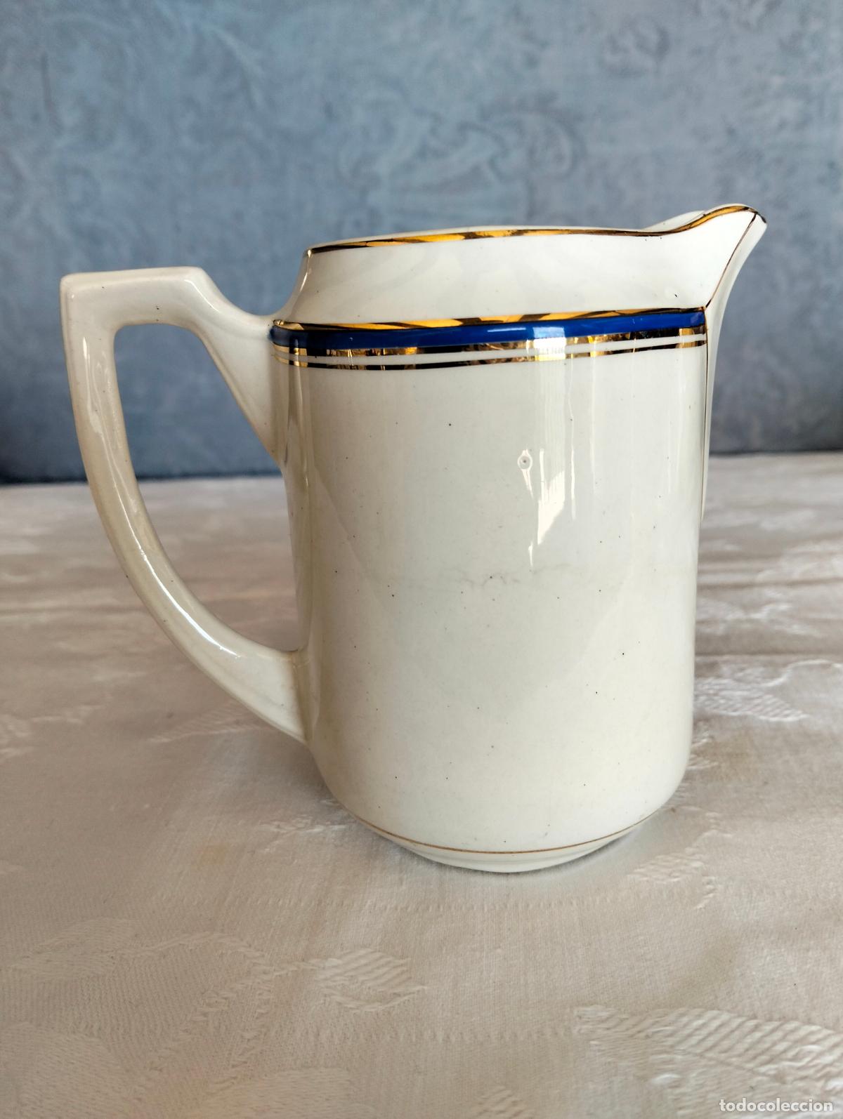 Antiquit&eacute;s: Jarrita jarra de porcelana blanca con filo azul y dorado para leche caf&eacute; t&eacute;