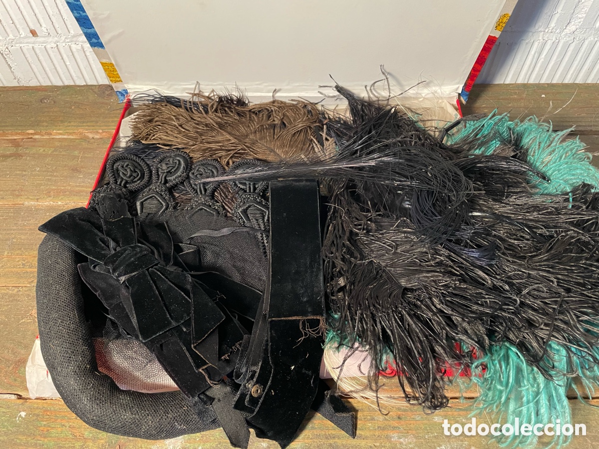 Antig&uuml;edades: LOTE PLUMAS MARAB&Uacute;, AVESTRUZ, ART DEC&Oacute;. ESTOLAS, TOCADOS, CINTAS TERCIOPELO, COMPLEMENTOS VESTIR.