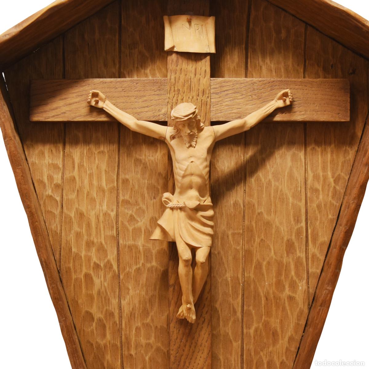 Antiguidades: Hornacina o dosel de pared con crucifijo tallado en madera