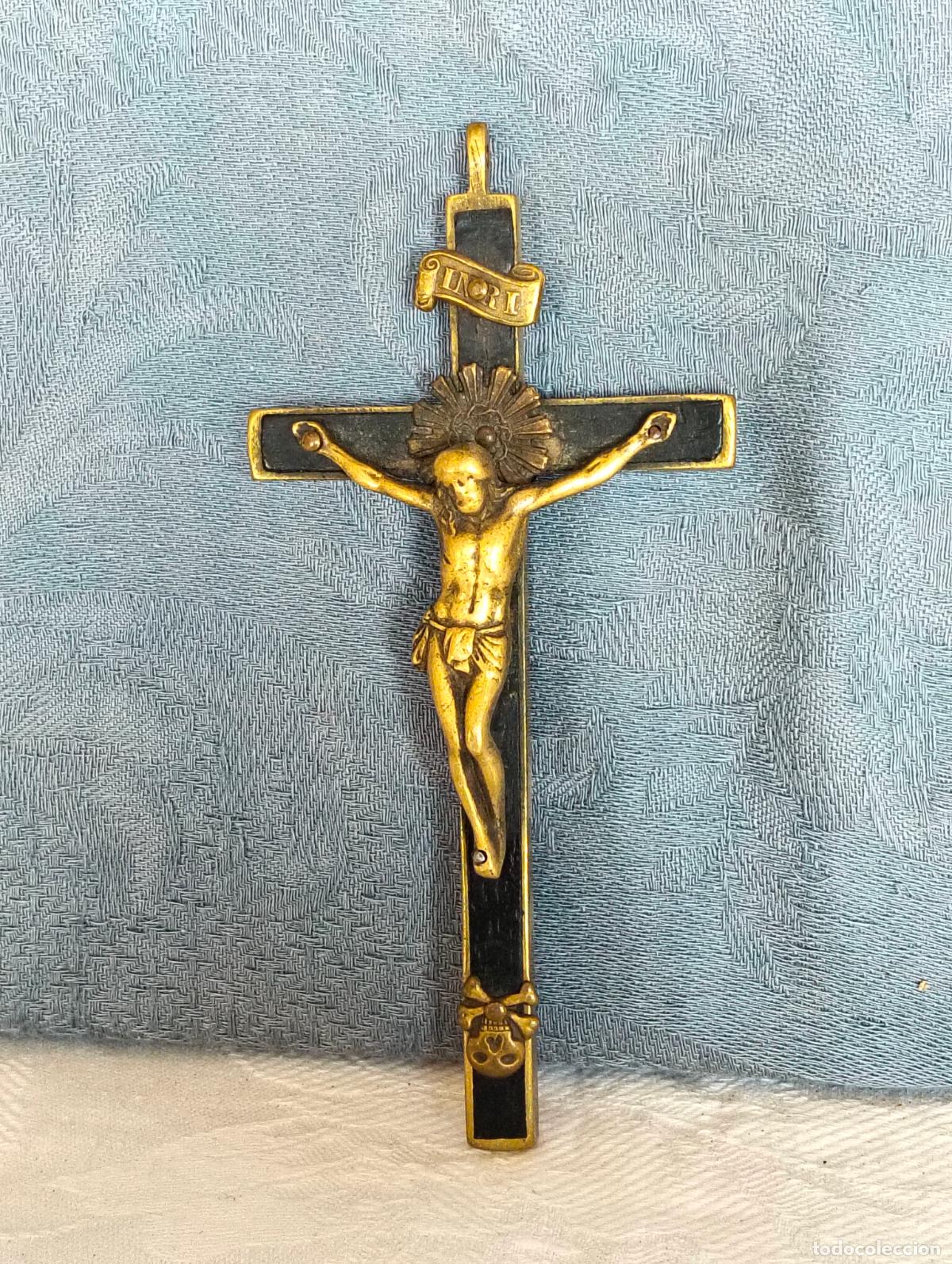 Oggetti Antichi: Crucifijo antiguo peque&ntilde;o Jes&uacute;s crucificado en cruz de madera negra inri bronce calavera S.XIX