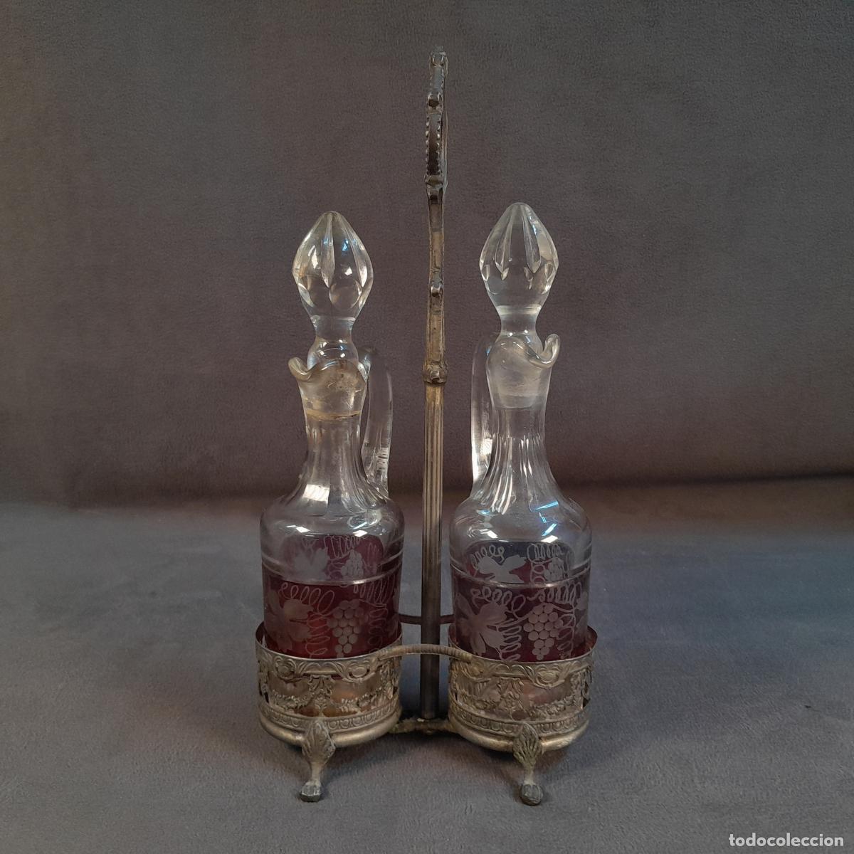 Antiguidades: JUEGO DE DOS ACEITERAS O VINAGRERAS CON SOPORTE Y TAPONES EN CRISTAL TALLADO Y METAL. SIGLO XIX
