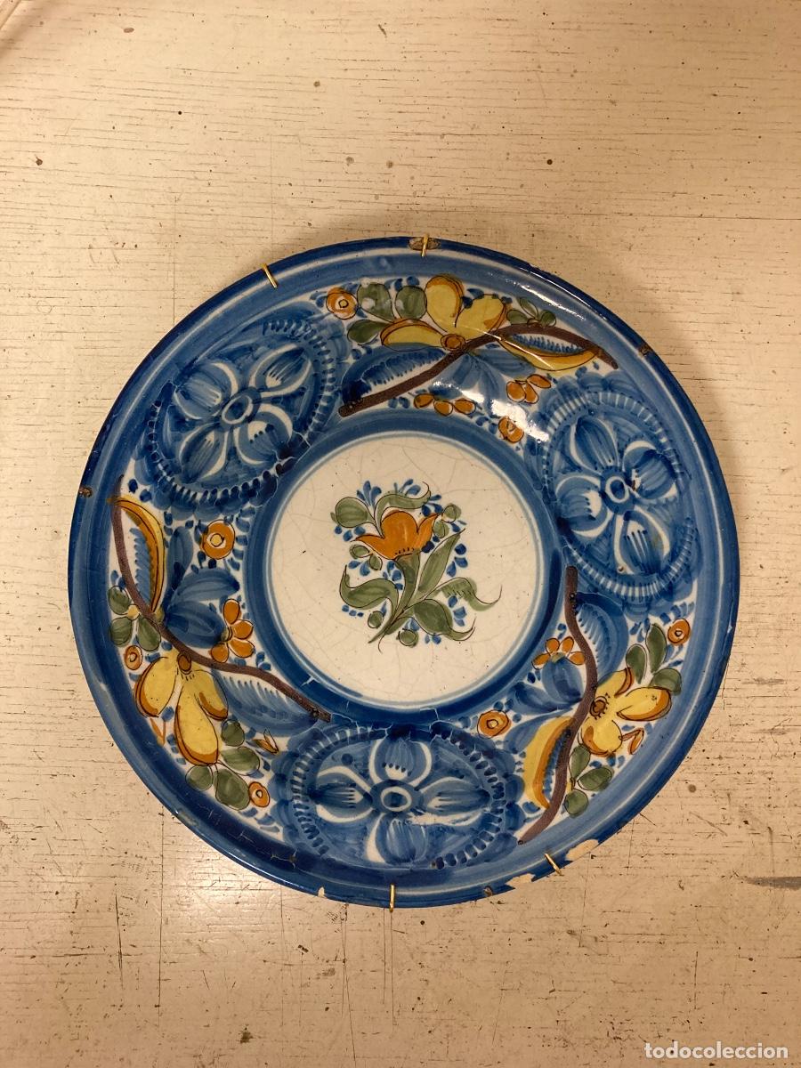 Antig&uuml;edades: Antiguo plato de cer&aacute;mica de Manises, Siglo XIX, decorado a mano, en perfecto estado. Di&aacute;metro 30 cm