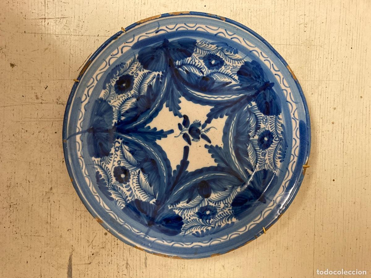 Antig&uuml;edades: Antiguo plato de cer&aacute;mica de Manises, Siglo XIX, decorado a mano, en perfecto estado. Di&aacute;metro 30 cm