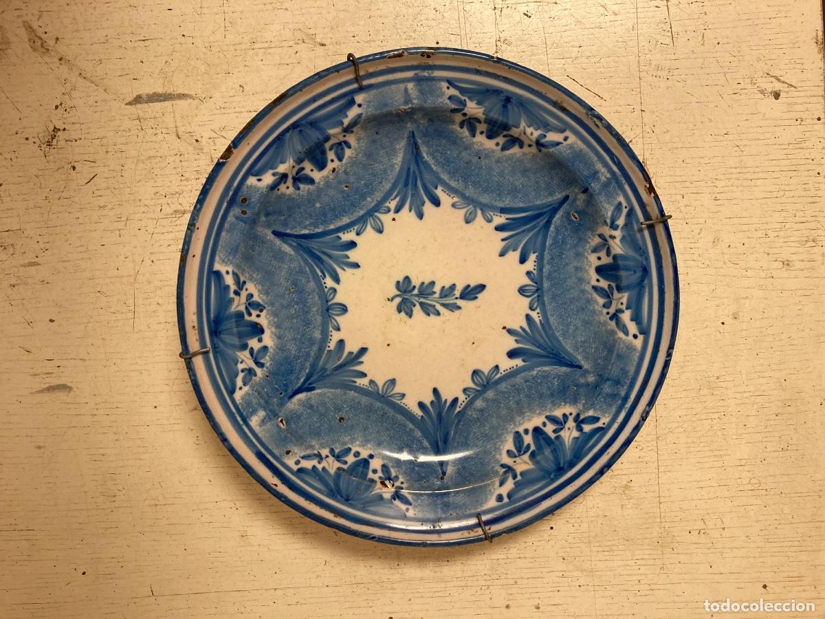 Antig&uuml;edades: Antiguo plato de cer&aacute;mica de Manises, Siglo XIX, decorado a mano, en perfecto estado. Di&aacute;metro 30 cm