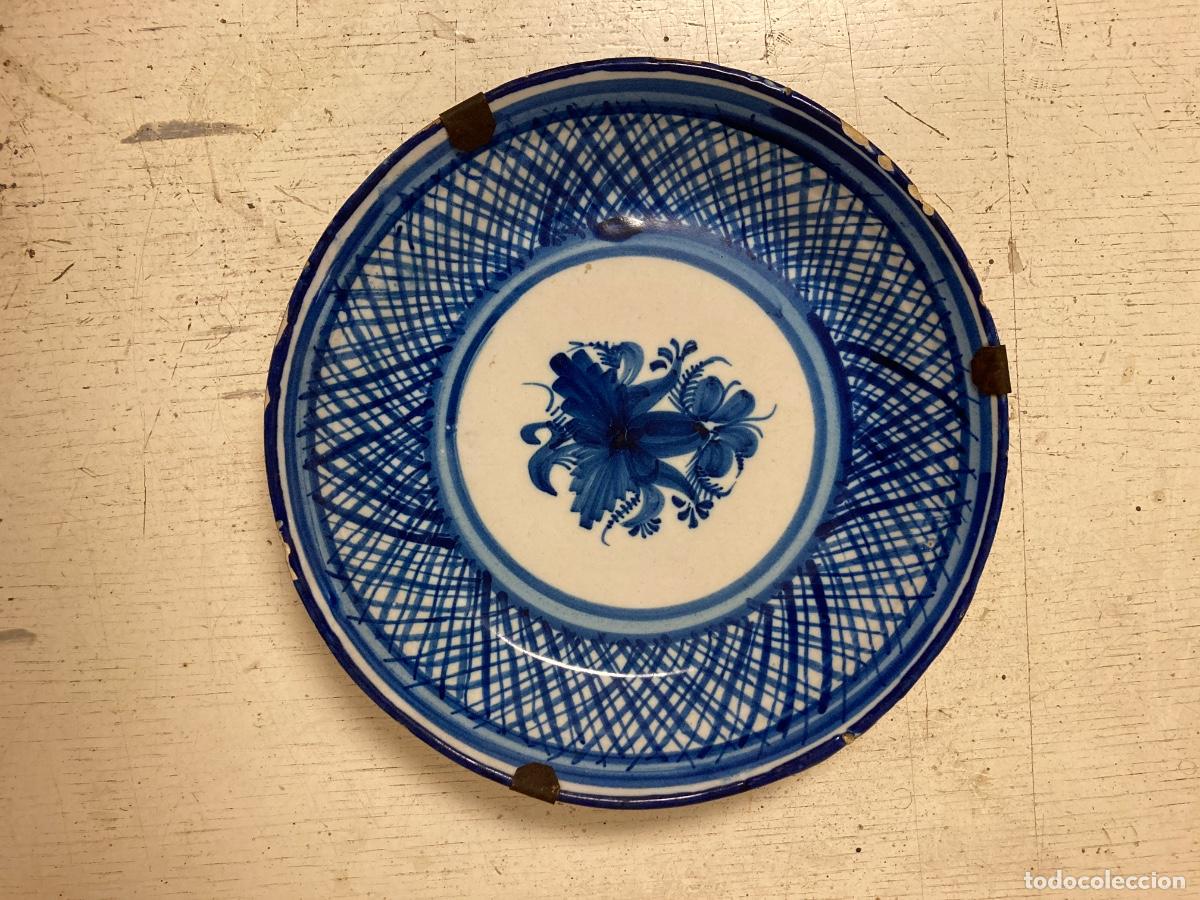 Antig&uuml;edades: Antiguo plato de cer&aacute;mica de Manises, Siglo XIX, decorado a mano, en perfecto estado. Di&aacute;metro 27 cm