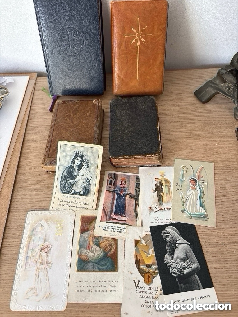 Antig&uuml;edades: Lote de misales y estampitas (A18) - Foto 1