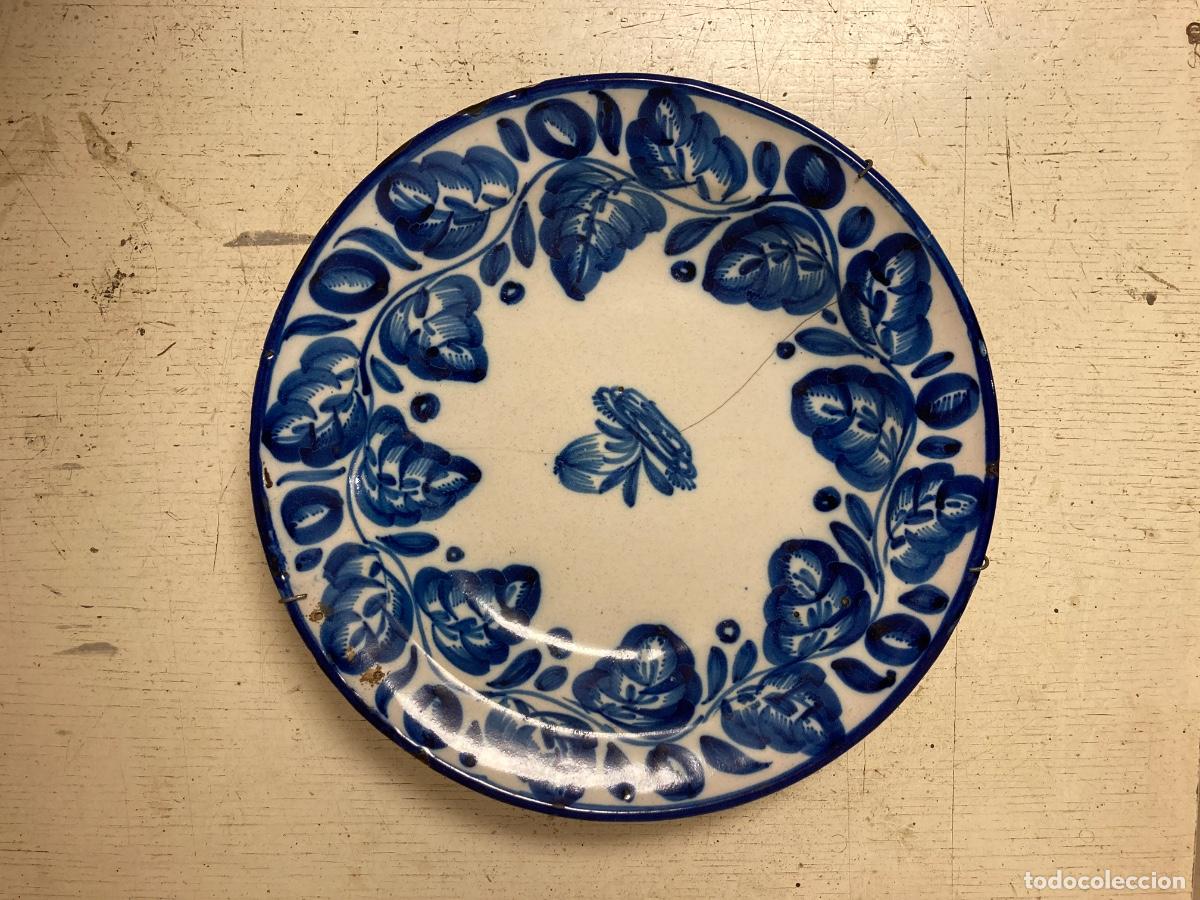 Antig&uuml;edades: Antiguo plato de cer&aacute;mica de Manises, Siglo XIX, decorado a mano, en perfecto estado. Di&aacute;metro 32 cm