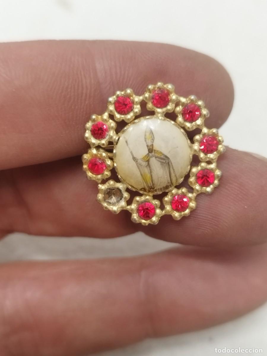 Antig&uuml;edades: Antiguo broche religioso con imagen eclesi&aacute;stica. - Foto 1