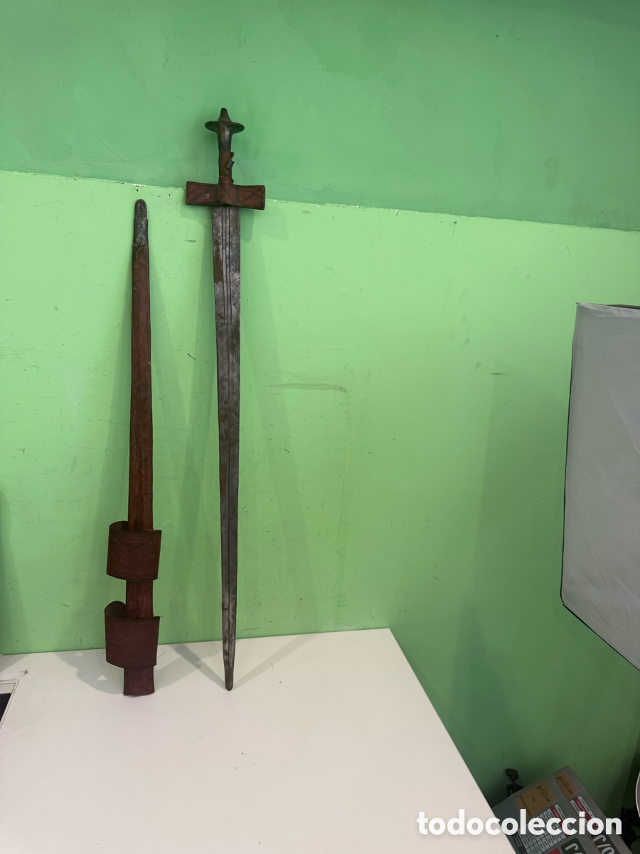 Antiquit&eacute;s: Espada tuareg norteafricana antigua con vaina de cuero &ndash; siglo XIX-XX