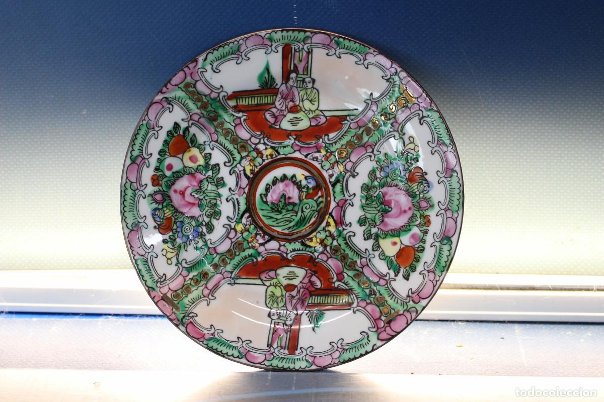 Antig&uuml;edades: Plato de porcelana estilo Qianlong. Pintado a mano.