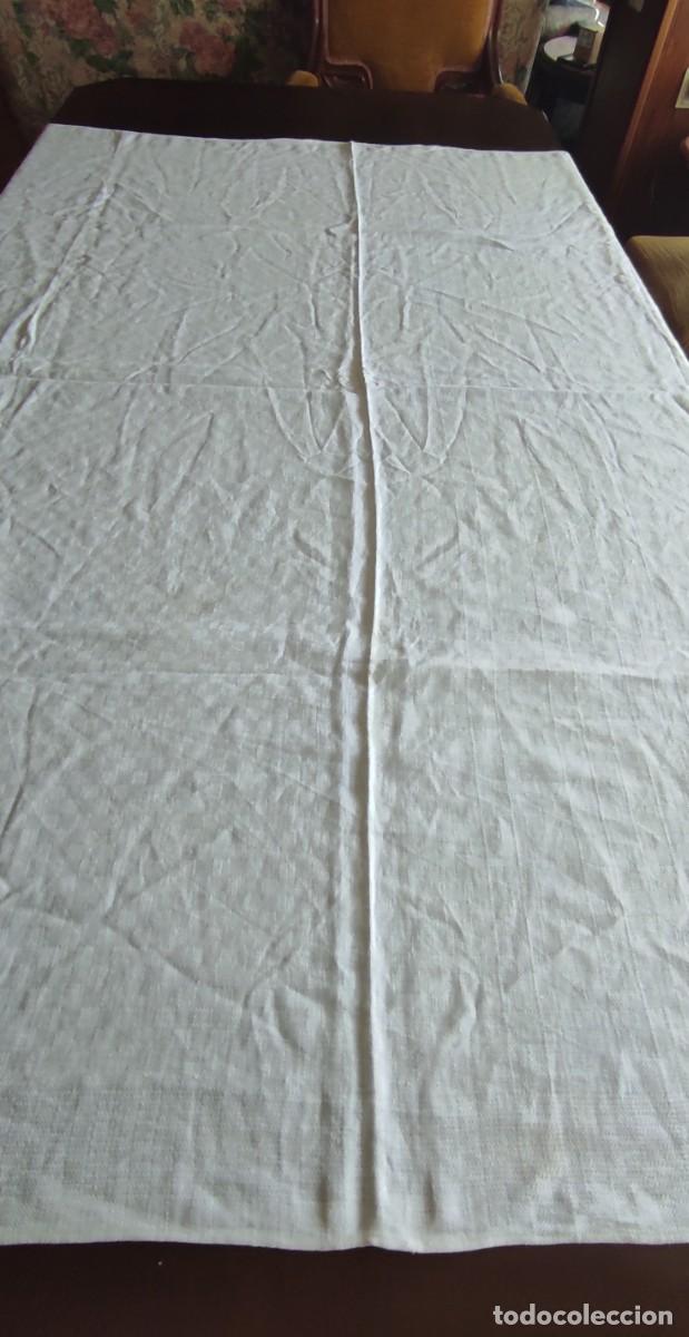 Antig&uuml;edades: ANTIGUO MANTEL O SABANA DE HILO / LINON DAMASCADO CON INICIALES BORDADAS &ndash; 145 x 145 cm