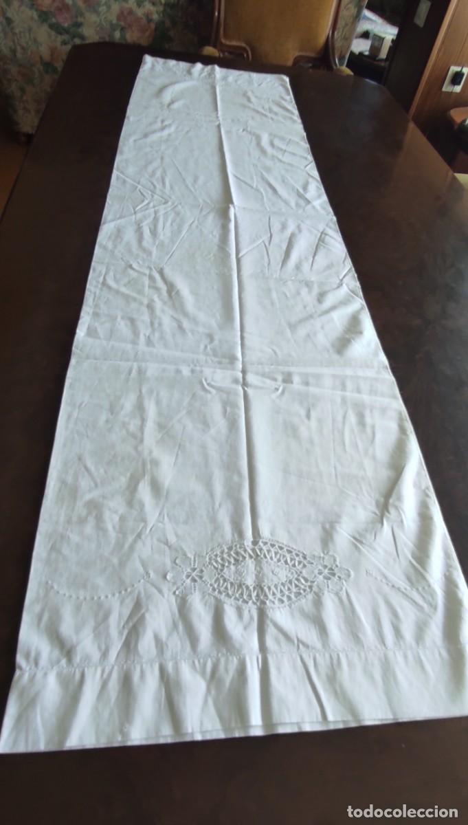 Antig&uuml;edades: ANTIGUA FUNDA DE ALMOHADA CON BORDADO Y CALADOS. MEDIDAS: 145 X 40