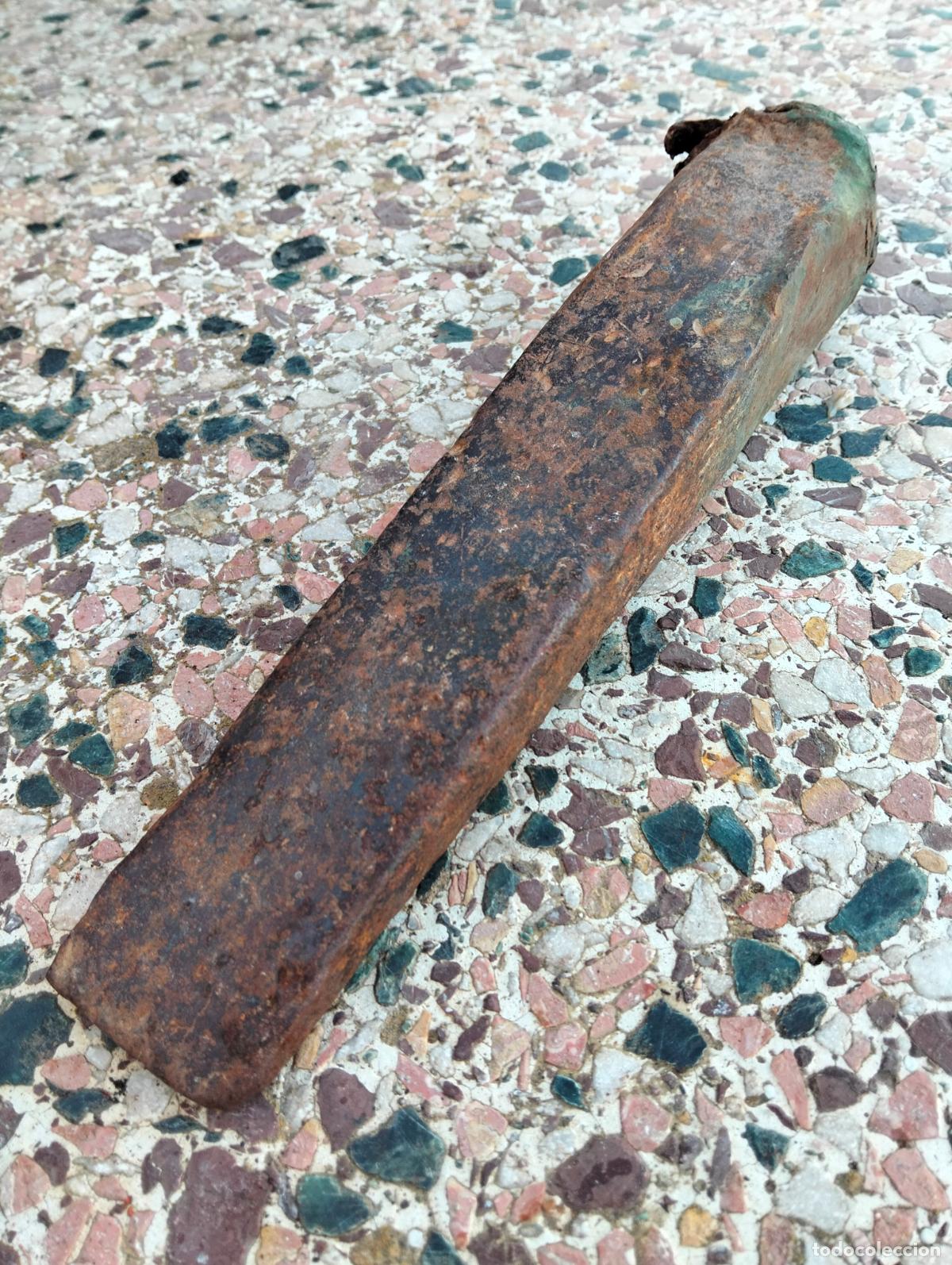 Antiques: Antiguo cincel cu&ntilde;a de hierro herramienta utensilio para romper la piedra o madera S.XX