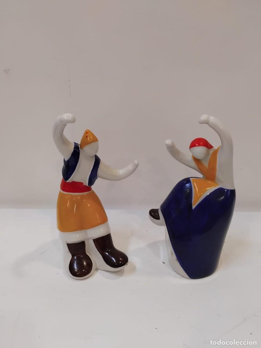 Antig&uuml;edades: Un conjunto decorativo espectacular de alta calidad, pintado a mano, que representa a una pareja con