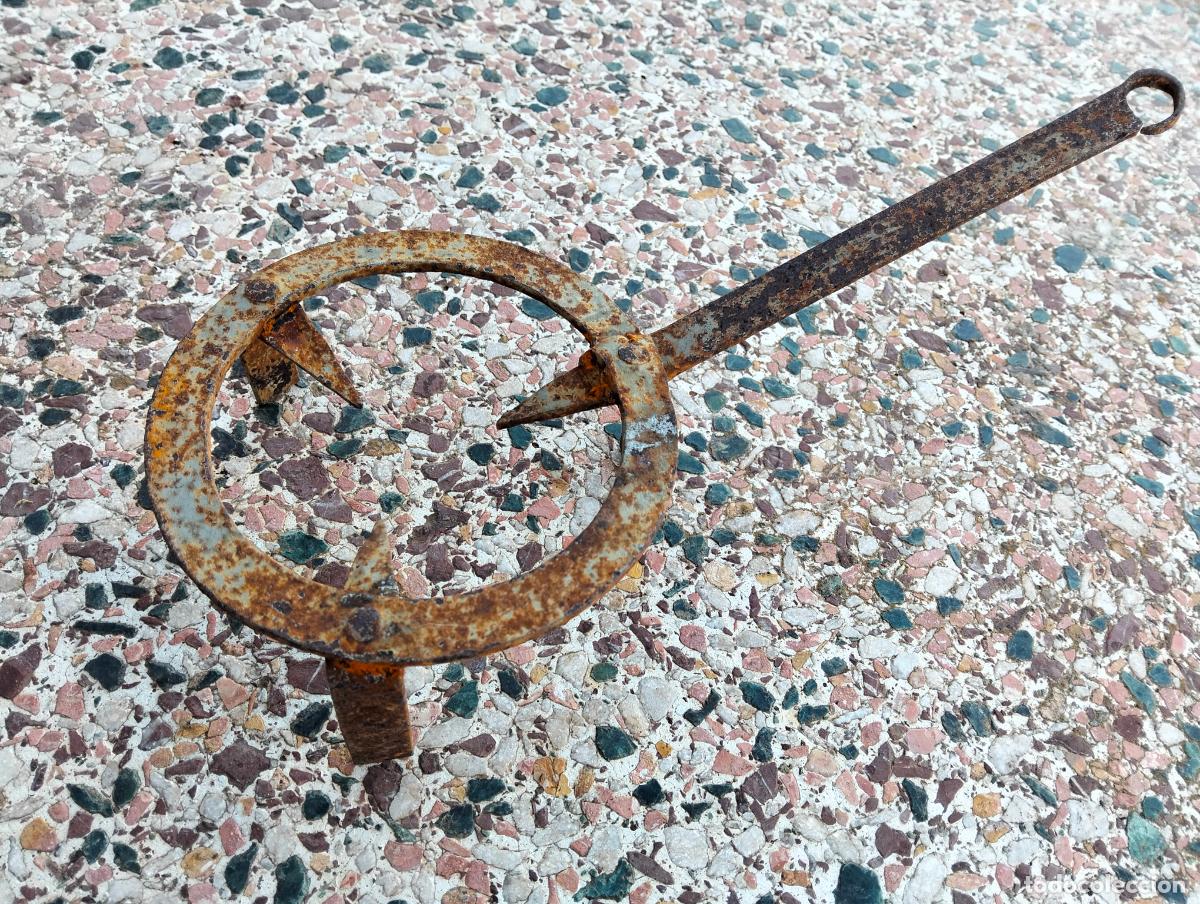 Antiquit&auml;ten: Antiguo tres-pies de hierro forjado a mano soporte para olla lumbre al fuego S.XIX-XX