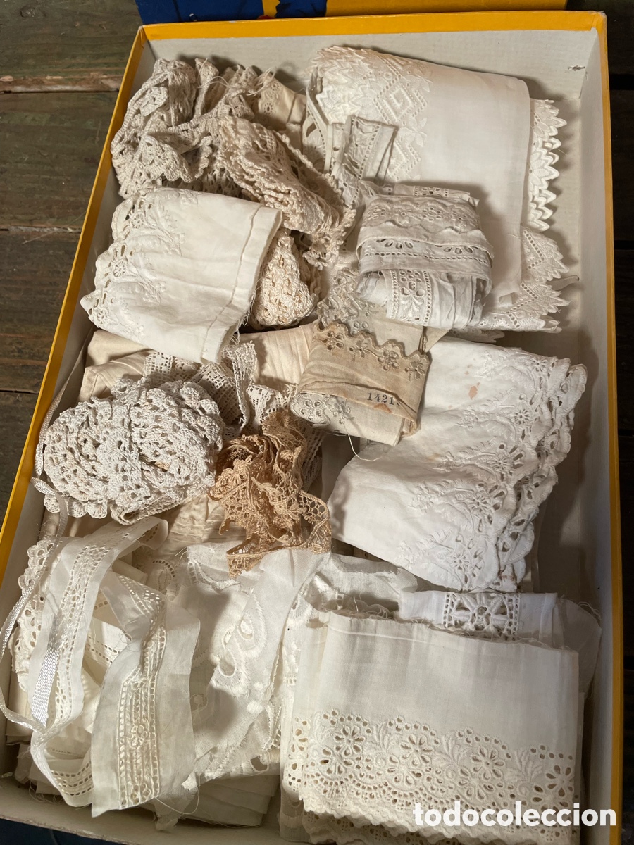 Antig&uuml;edades: GRAN LOTE ENCAJES, BORDADOS, BOLILLOS, PUNTAS ANTIGUAS. MODERNISTA