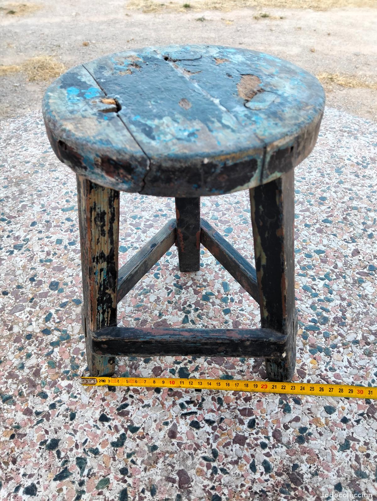 Antig&uuml;edades: Antiguo taburete de madera con tres patas silla peque&ntilde;a sillita de los a&ntilde;os 30-40 estilo industrial