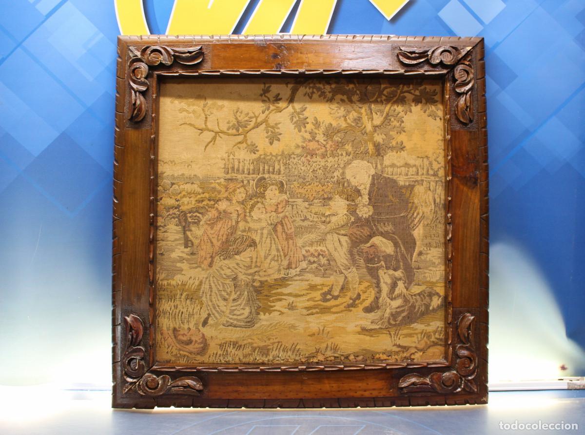 Antig&uuml;edades: 03. Antiguo marco de madera tallada con tapiz estilo Gobelino. S.XIX.