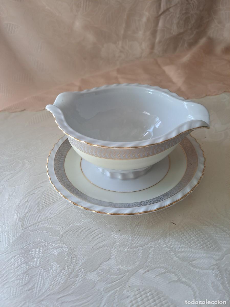 Antig&uuml;edades: Preciosa salsera de porcelana Hanson, decorada en cema y dorado.