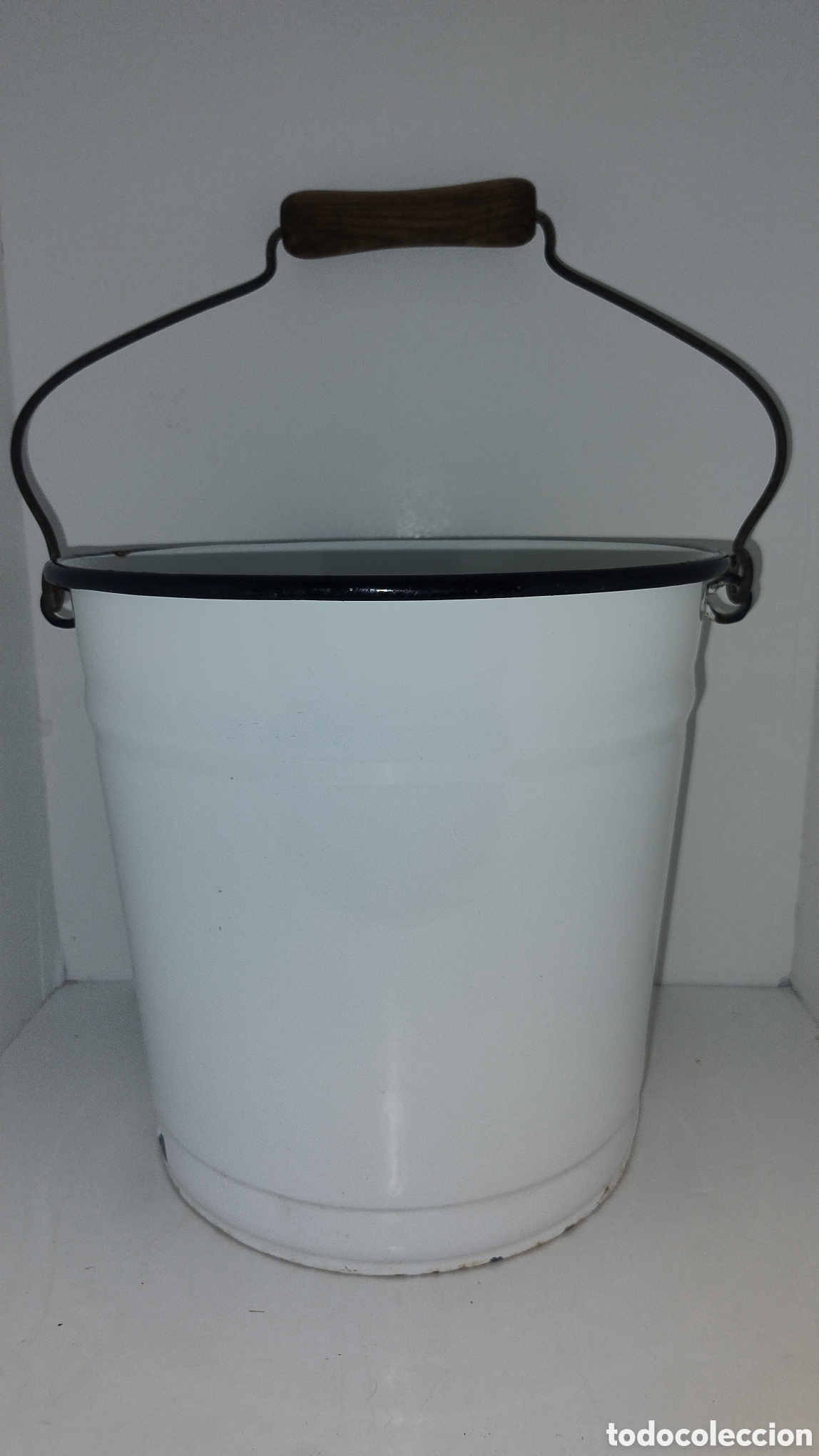 Antiques: Cubo de hierro esmaltado blanco reborde negro