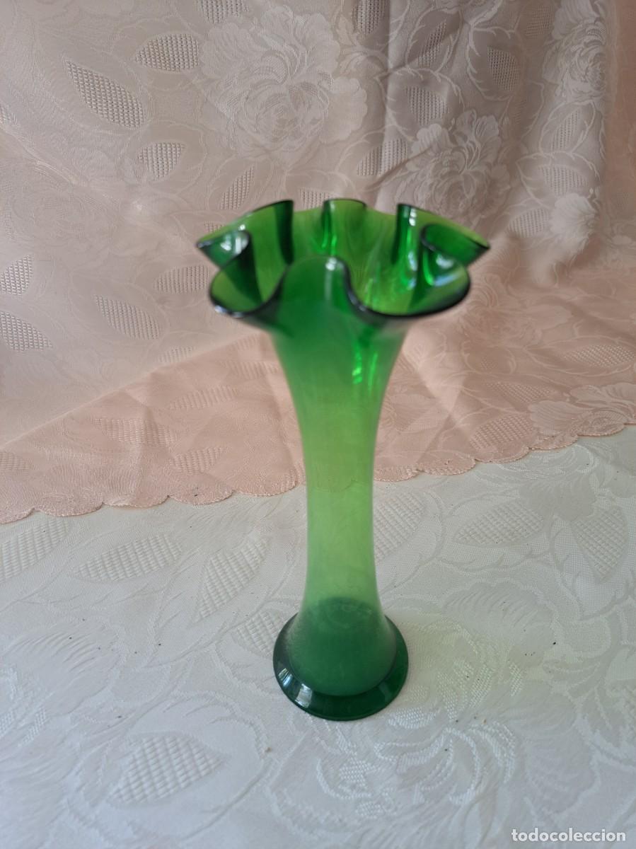 Antig&uuml;edades: Bonito violetero de cristal verde de murano soplado, con borde ondulado.