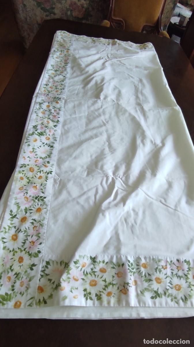 Antig&uuml;edades: JUEGO DE CAMA VINTAGE DE ALGODON - SABANA Y FUNDA DE ALMOHADA ESTAMPADO MARGARITAS.