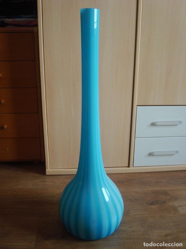 Antig&uuml;edades: Jarr&oacute;n de murano de cuello largo en azul (a&ntilde;os 70) 80 cm x 25 cm