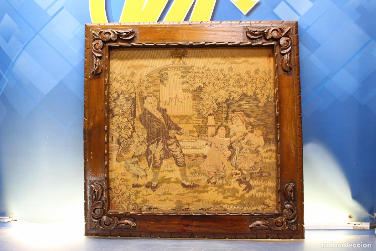 Antig&uuml;edades: 05. Antiguo marco de madera tallada con tapiz estilo Gobelino. S.XIX.