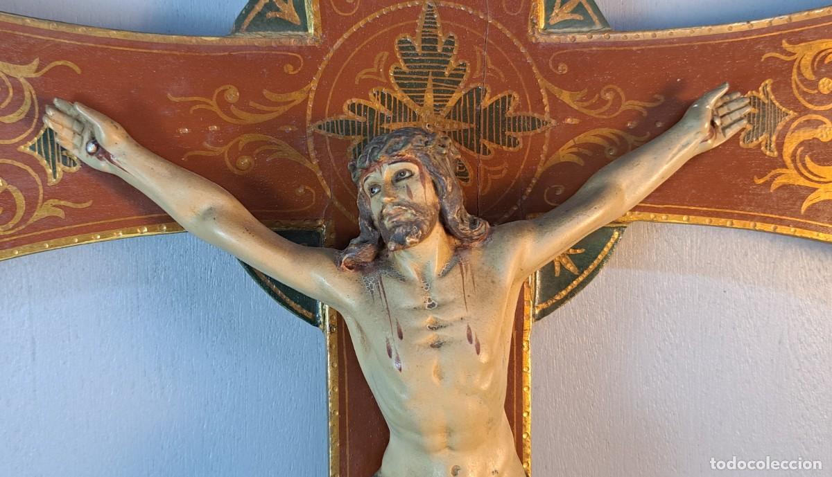 Antig&uuml;edades: Crucifijo con Cristo &ndash; Talleres de Olot, mediados del siglo XX