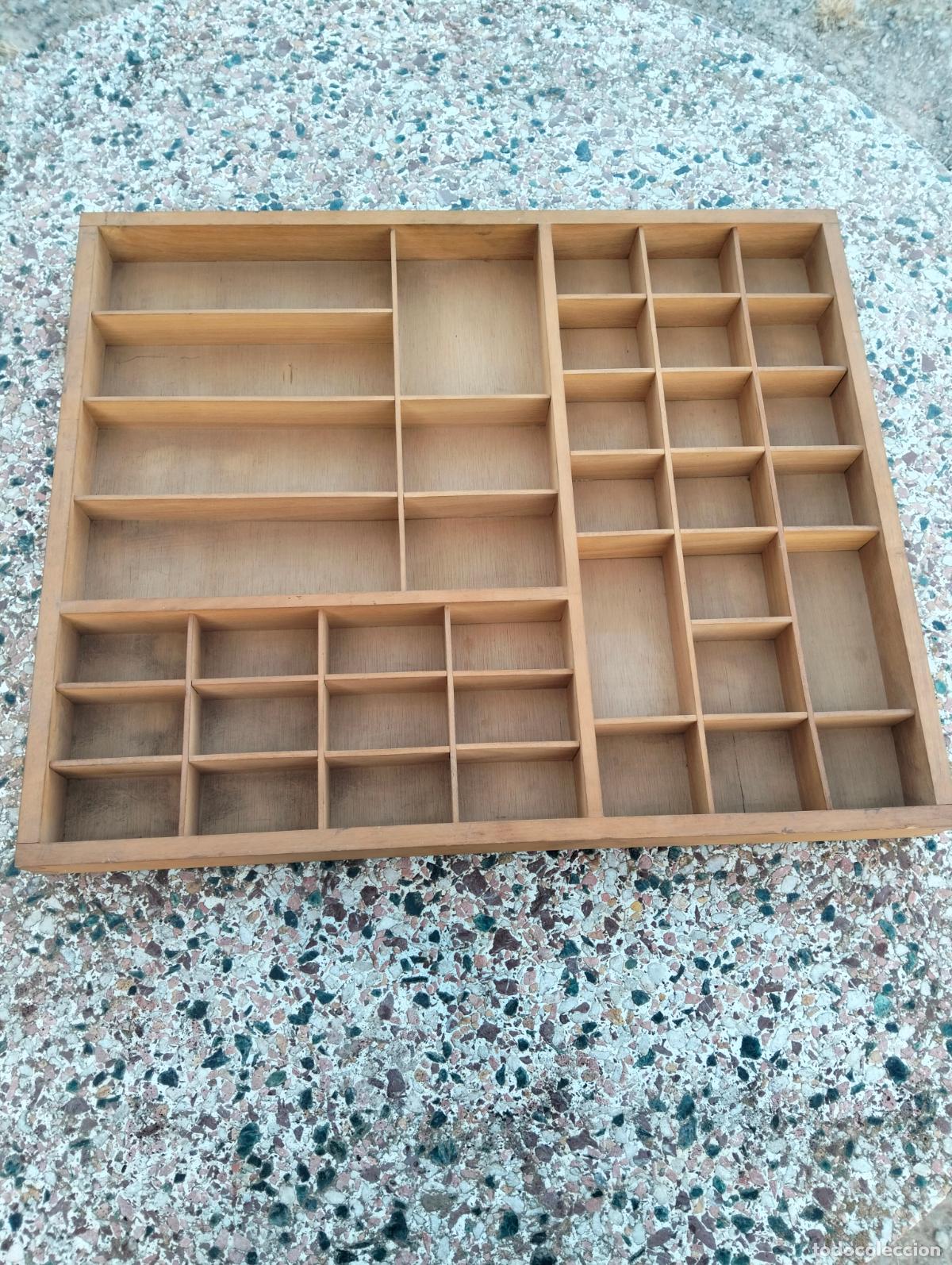 Antig&uuml;edades: Estanter&iacute;a de madera para figuras de cocina o juguetes peque&ntilde;os expositor compartimentos a&ntilde;os 60