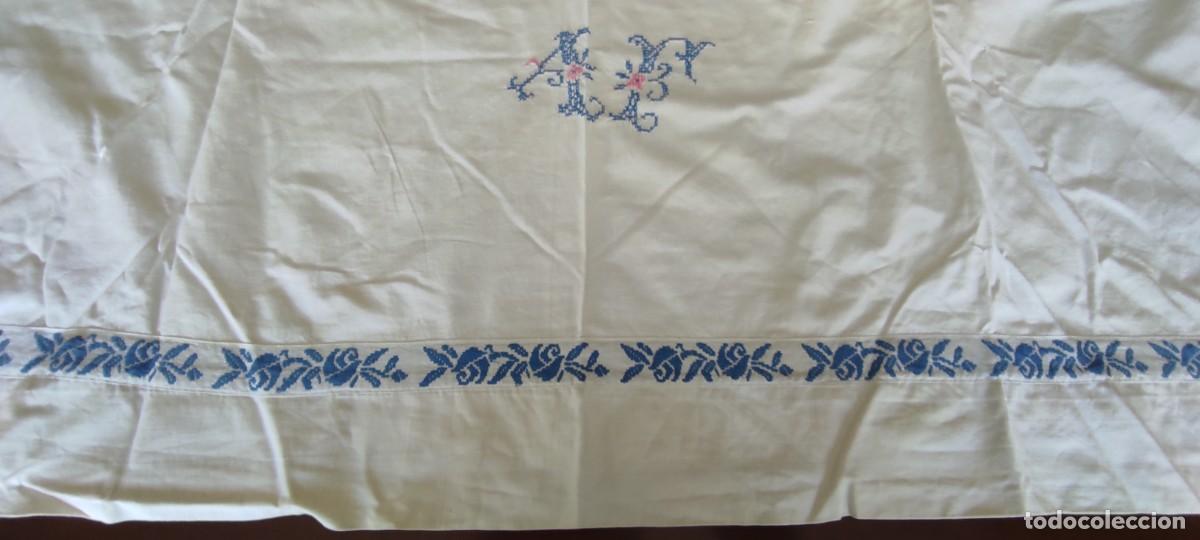 Antig&uuml;edades: ANTIGUA SABANA DE MATRIMONIO DE HILO &ndash; BORDADA A PUNTO DE CRUZ CON INICIALES &rdquo;A. F.&rdquo; &ndash; 198 x 236 cm