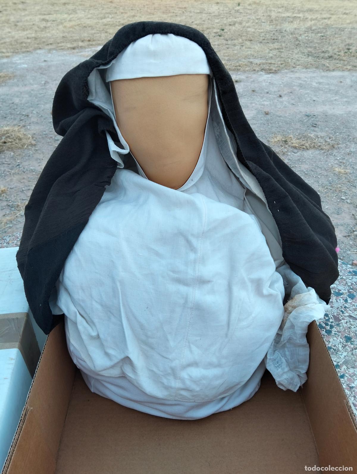 Antiquit&eacute;s: Atuendo de monja antiguo, ropa pa&ntilde;uelo blanco negro en maniqu&iacute; original preproducci&oacute;n a&ntilde;os 60-70