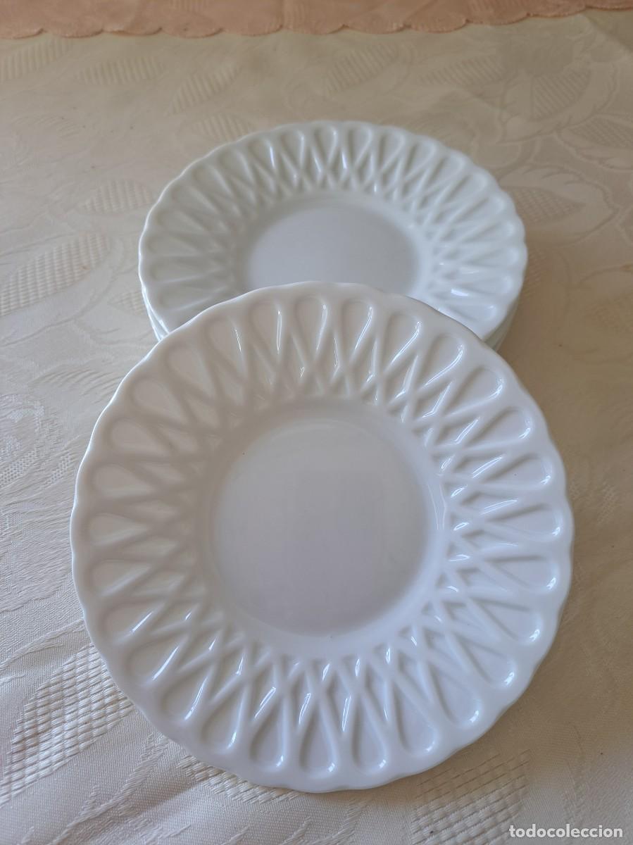 Antig&uuml;edades: Juego de 4 platos de pan de porcelana con dibujo en relieve, sin marca