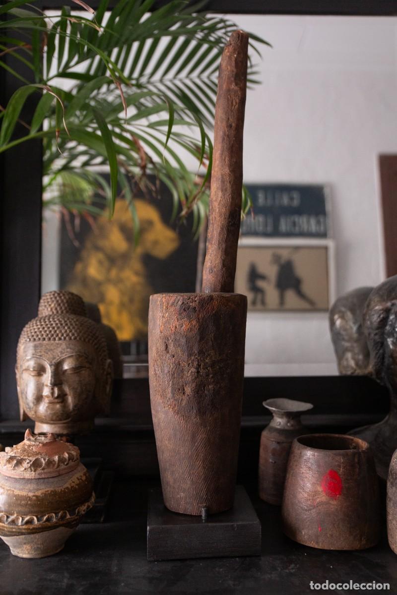 Antig&uuml;edades: Mortero de madera muy antiguo con pil&oacute;n y base.