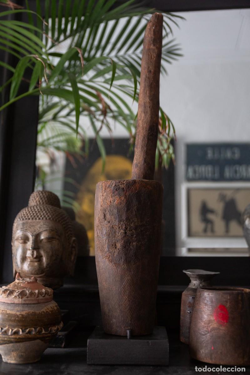 Antig&uuml;edades: Mortero de madera muy antiguo con pil&oacute;n y base. - Foto 2