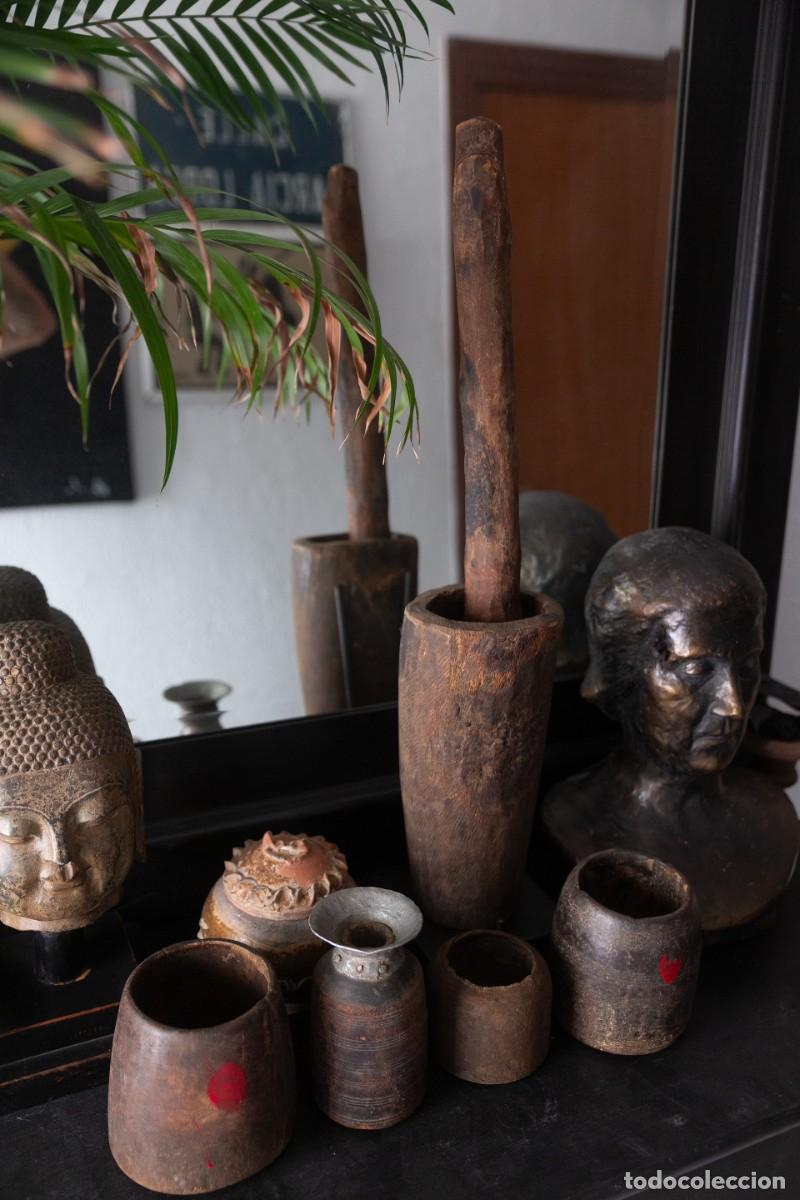 Antig&uuml;edades: Mortero de madera muy antiguo con pil&oacute;n y base. - Foto 3