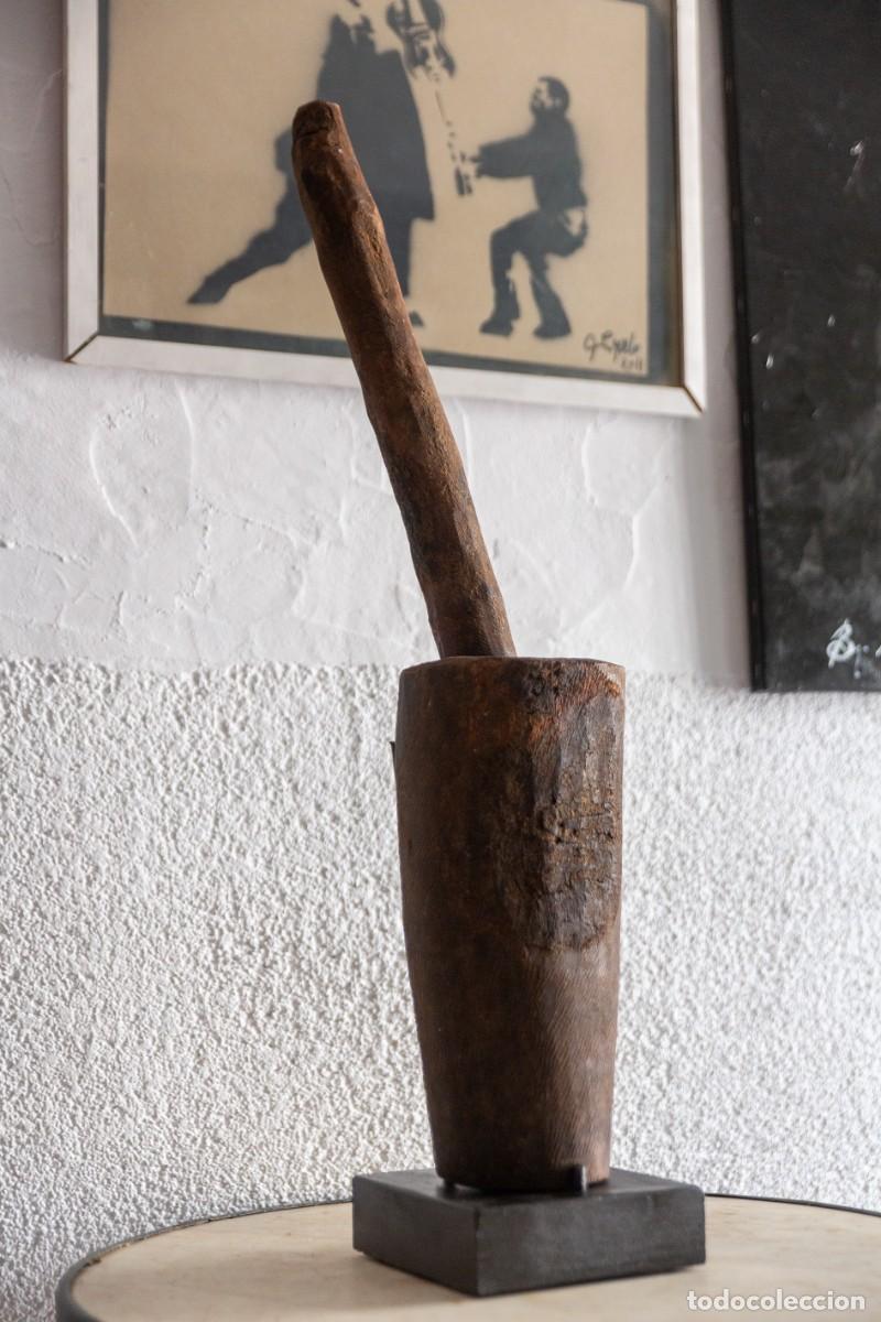 Antig&uuml;edades: Mortero de madera muy antiguo con pil&oacute;n y base. - Foto 4