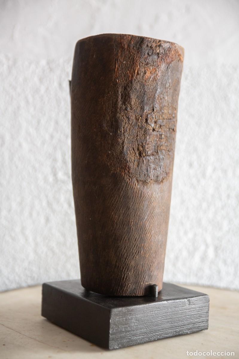 Antig&uuml;edades: Mortero de madera muy antiguo con pil&oacute;n y base. - Foto 5
