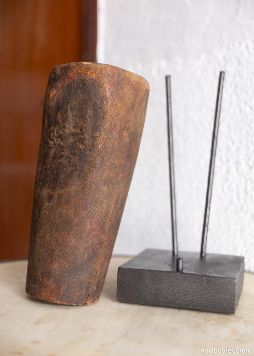 Antig&uuml;edades: Mortero de madera muy antiguo con pil&oacute;n y base. - Foto 8
