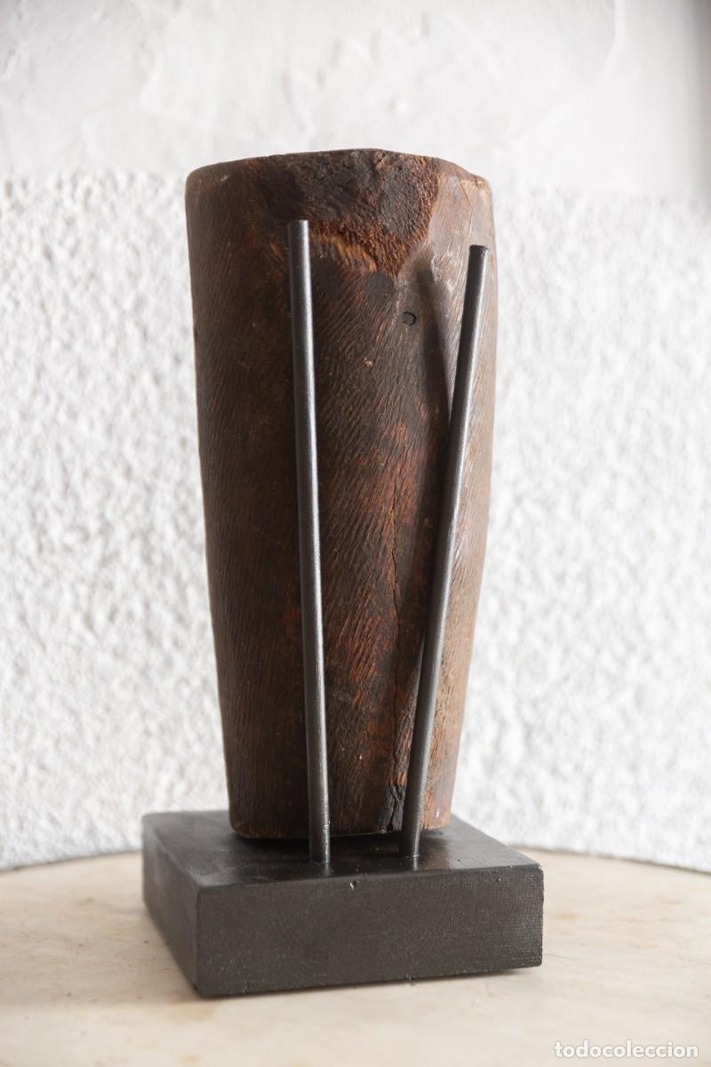 Antig&uuml;edades: Mortero de madera muy antiguo con pil&oacute;n y base. - Foto 9